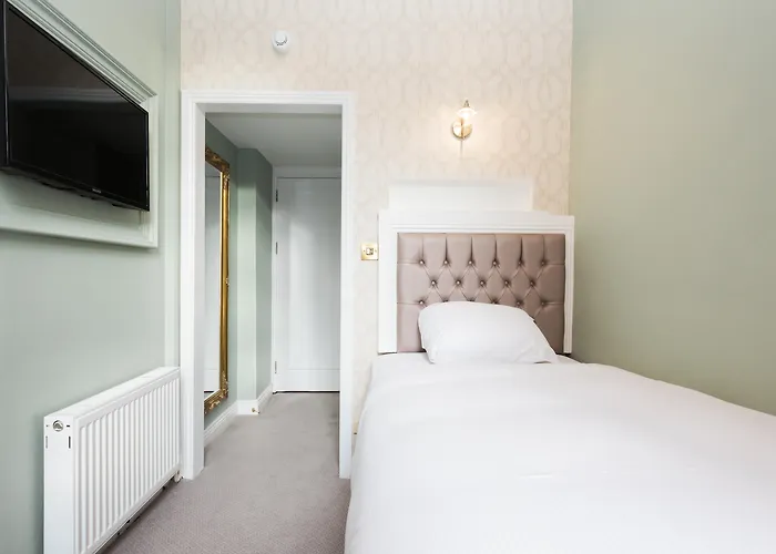 Stauntons On The Green Hotel